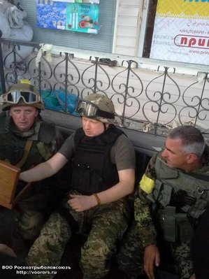 сразу видно..храбрый парень...Уебама тож сегодня в Варшаве  из-за бронированного стекла выступал.jpg